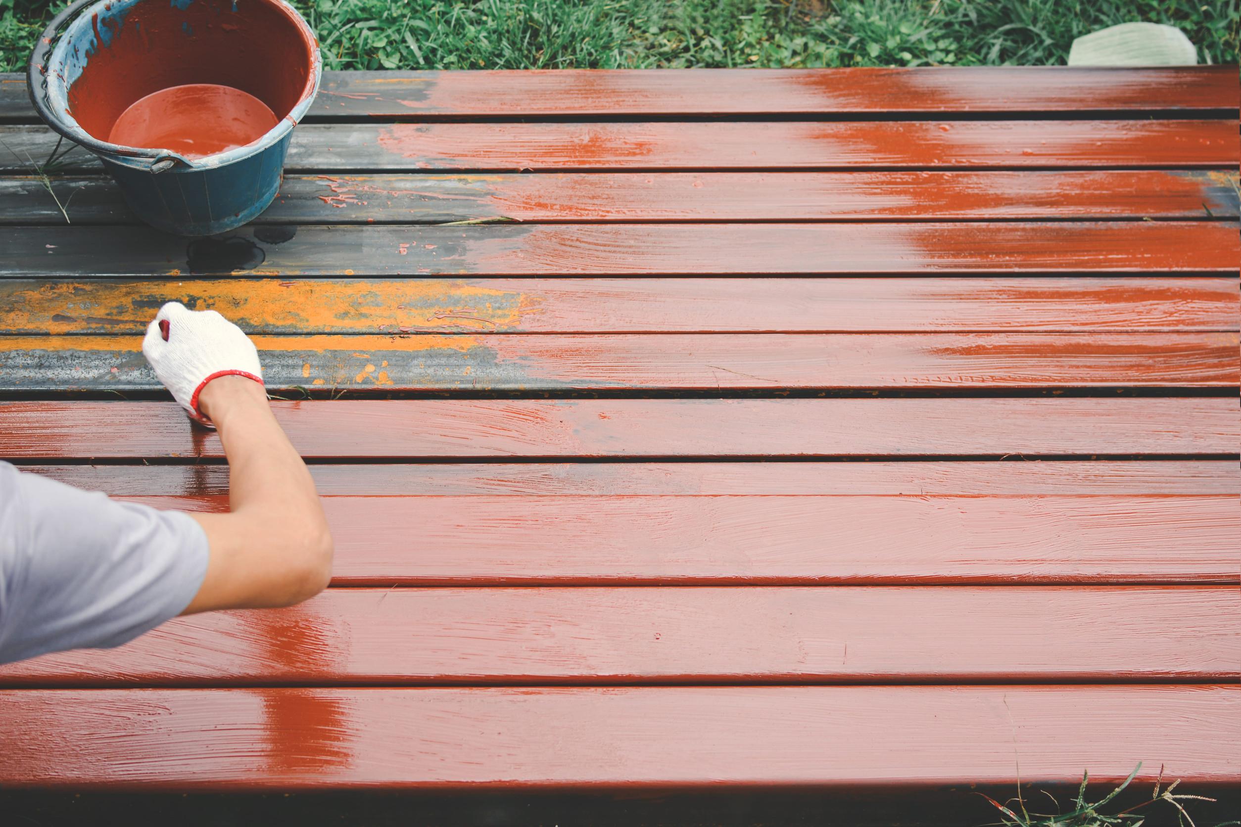 7 Signs Your Deck Needs Re-Staining Before Winter